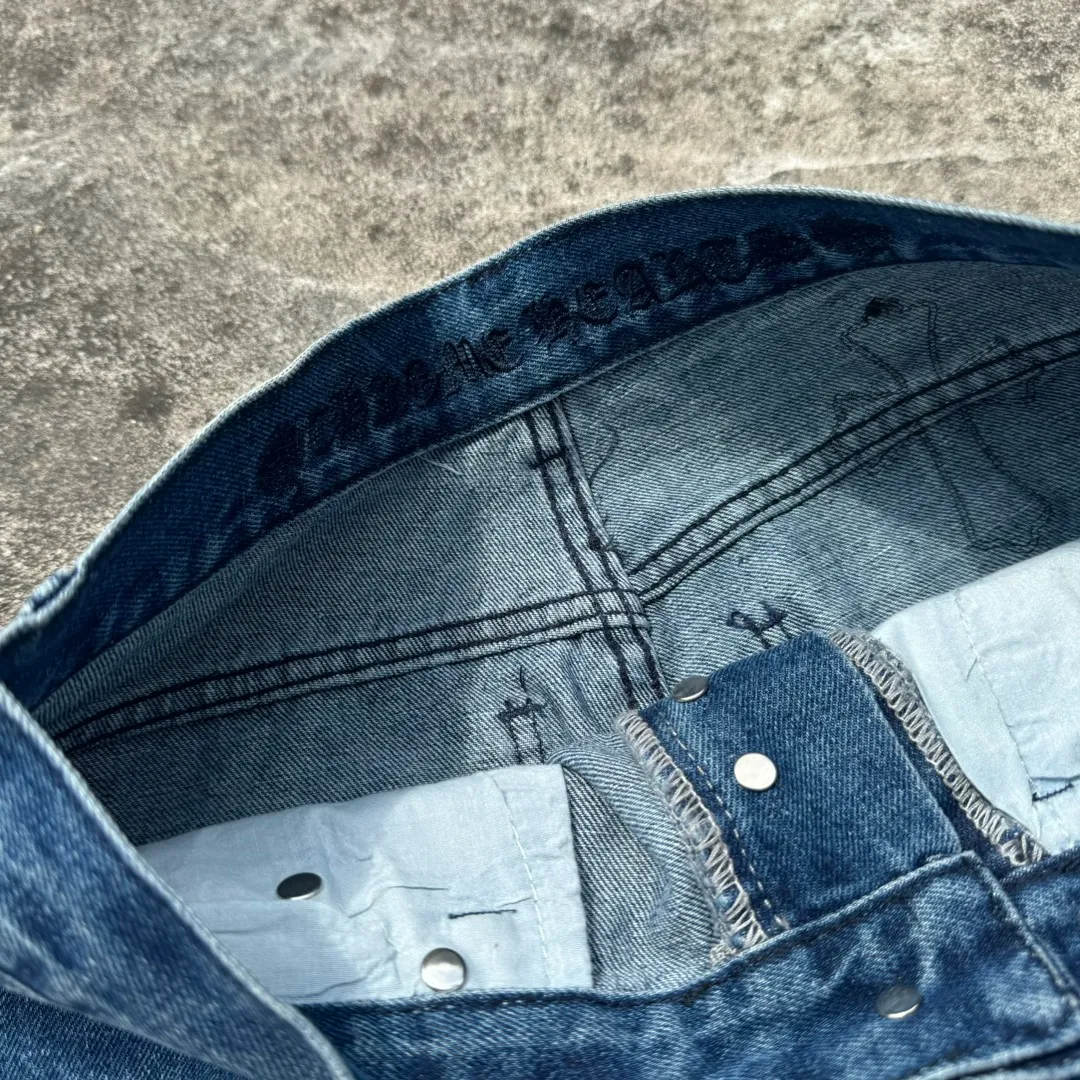 P260 model number: H638 Chrome Hearts CH Chrome Hearts 24SS vip custom-made double-knee leather flame high street cross jeans. Original purchased and patterned to truly restore the ultimate vintage texture. Special Italian cowhide print and then cut. Customized sheepskin three-layer thick line leather. The whole body is spliced in heavy water washing process. The craftsman hand-splashes ink. You can see the details. Three-dimensional cutting version. Loose and comfortable, not picky on the figure. Shows height and slimness. Seiko factory. Original factory quality control. Same style for men and women. Can be matched with couples. Versatile recommendation. Must-have jeans for all seasons. Color: blue. Size: 28, 30, 32, 34, 36 (S-xxl)
